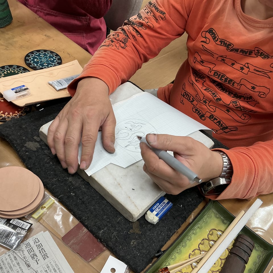 カービングデザイン　レザークラフト教室　革工芸教室