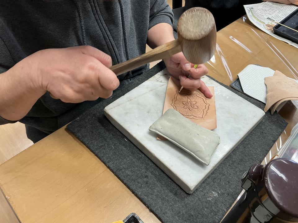 ワンポイントカービング　レザークラフト教室　革工芸教室