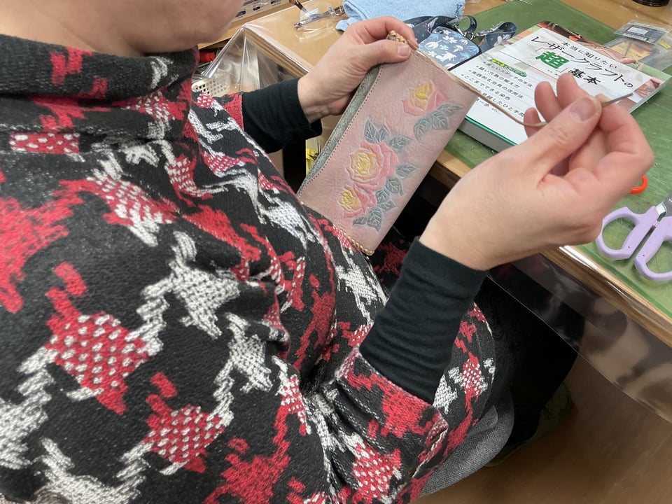 変形ラウンド札入れ　レザークラフト教室　革工芸教室