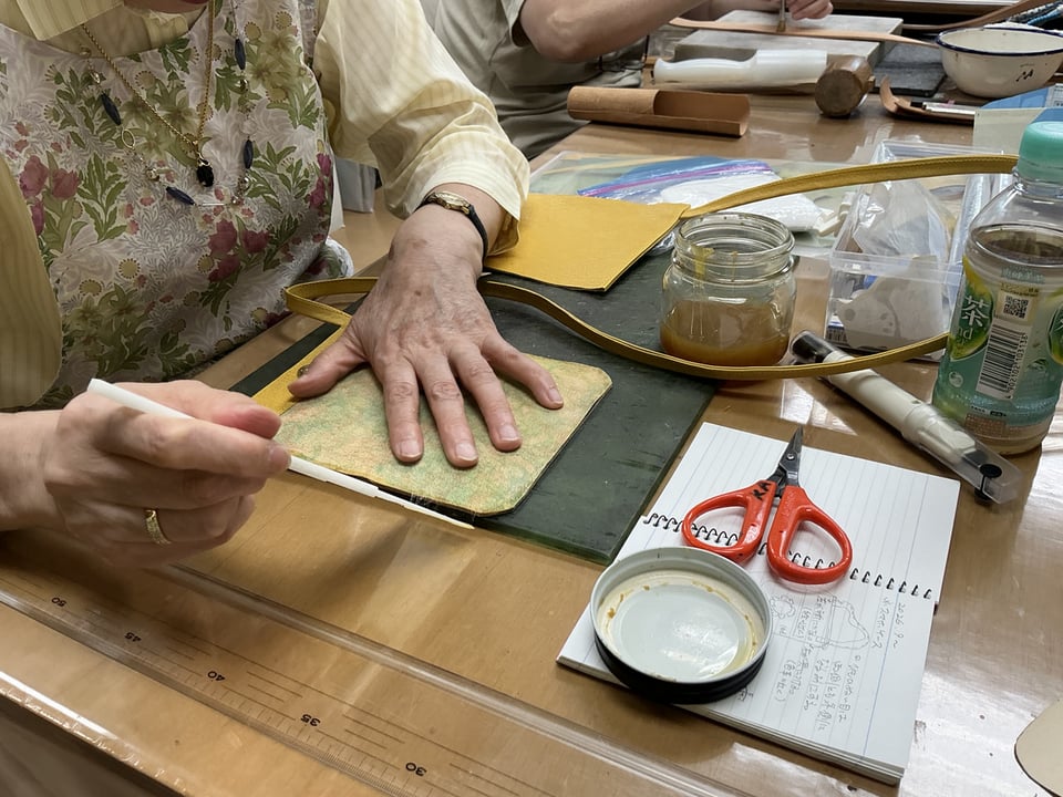 サコッシュ仕立て　レザークラフト教室　革工芸教室