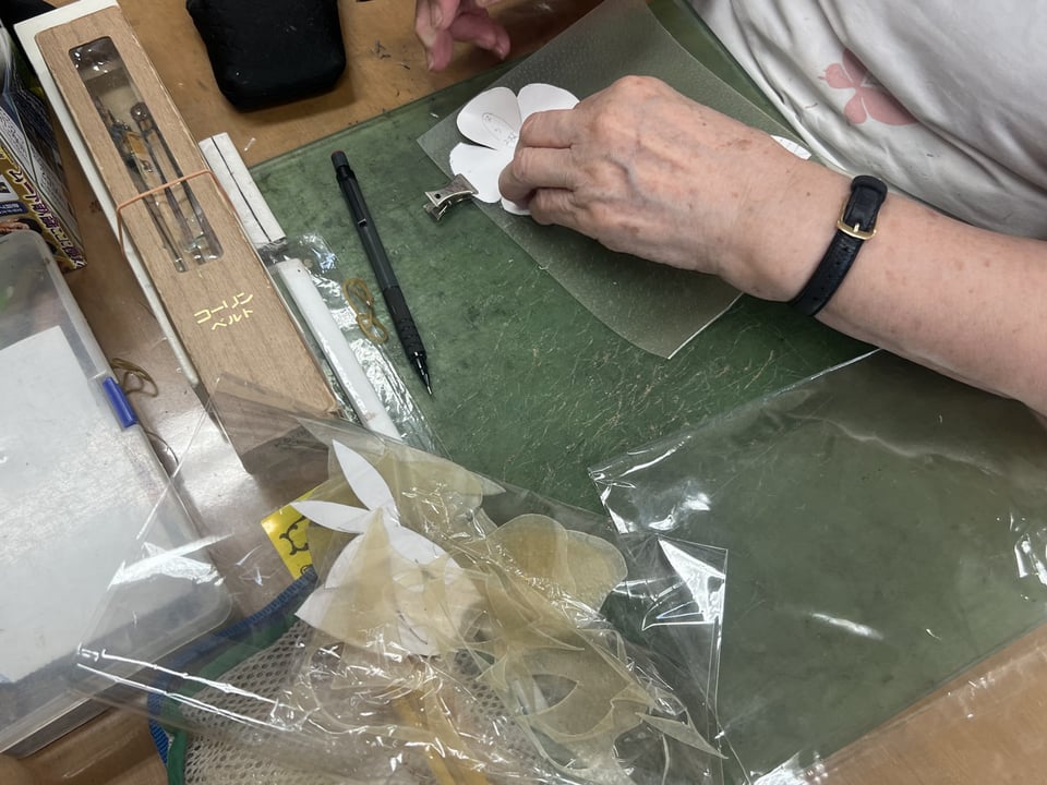 生皮ブローチ　レザークラフト教室　革工芸教室