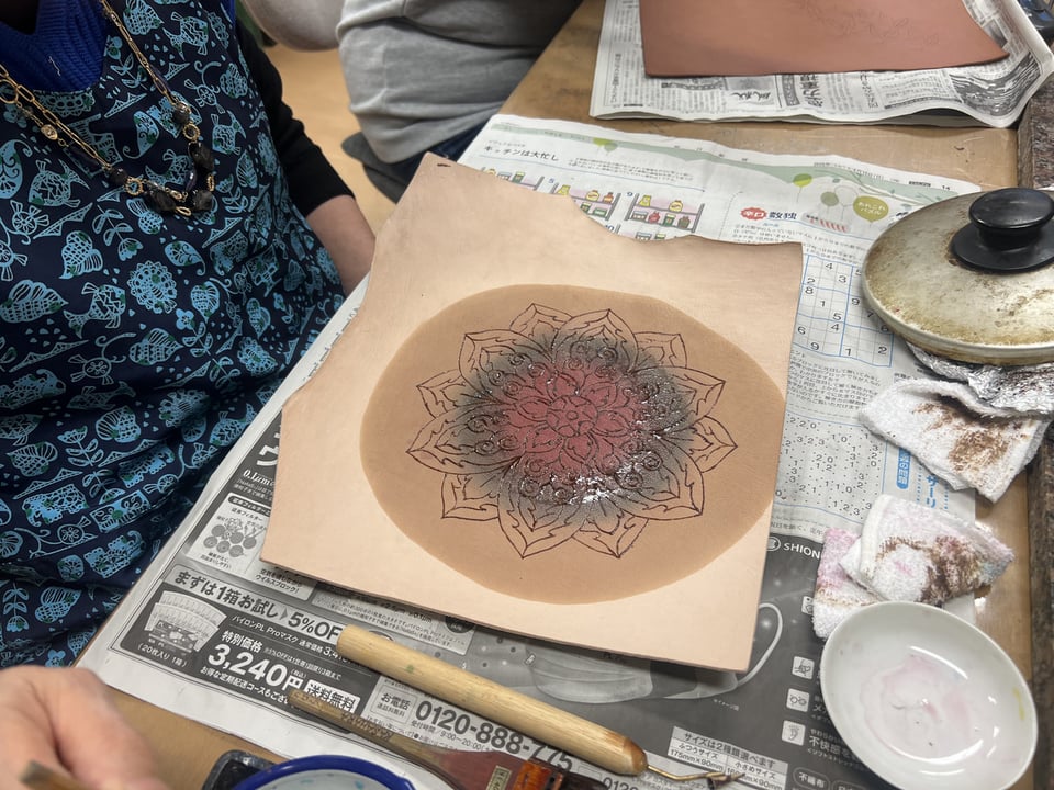 ろうけつぼかし染め　レザークラフト教室　革工芸教室