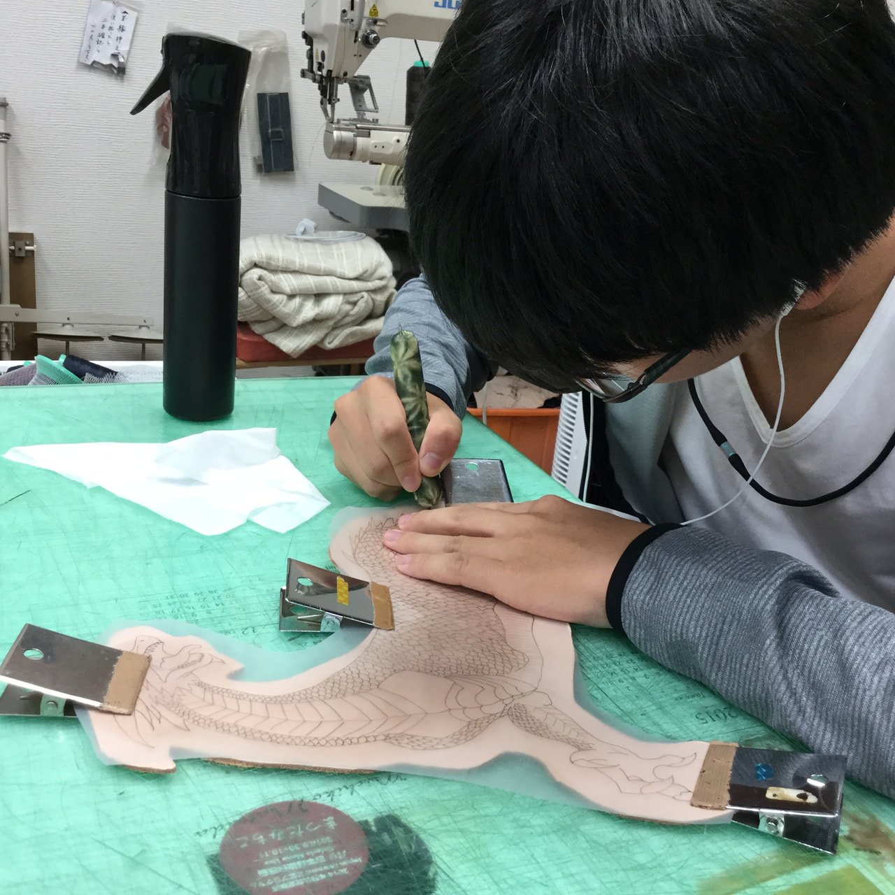 夏休み恒例、子供たちのレザークラフト教室−２