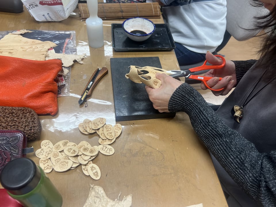 革の絵馬　レザークラフト教室　革工芸教室