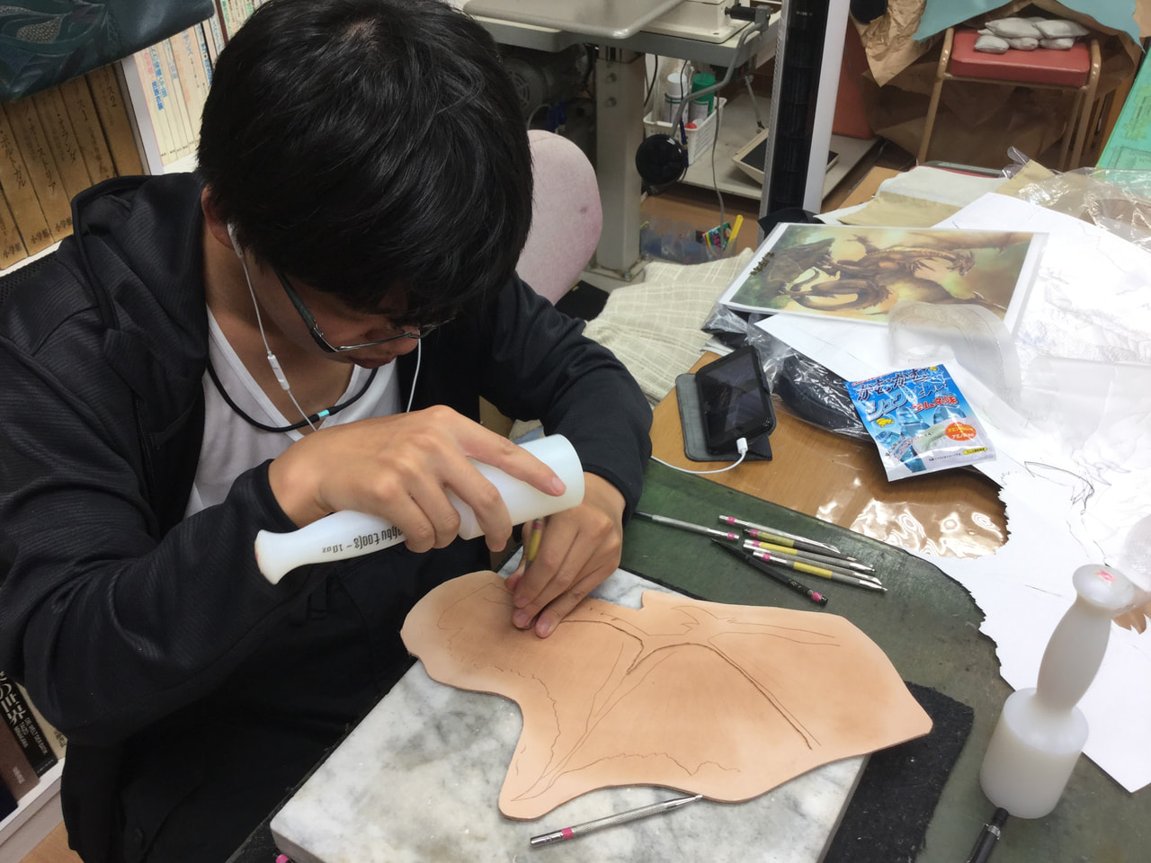 夏休み恒例、子供たちのレザークラフト教室−３