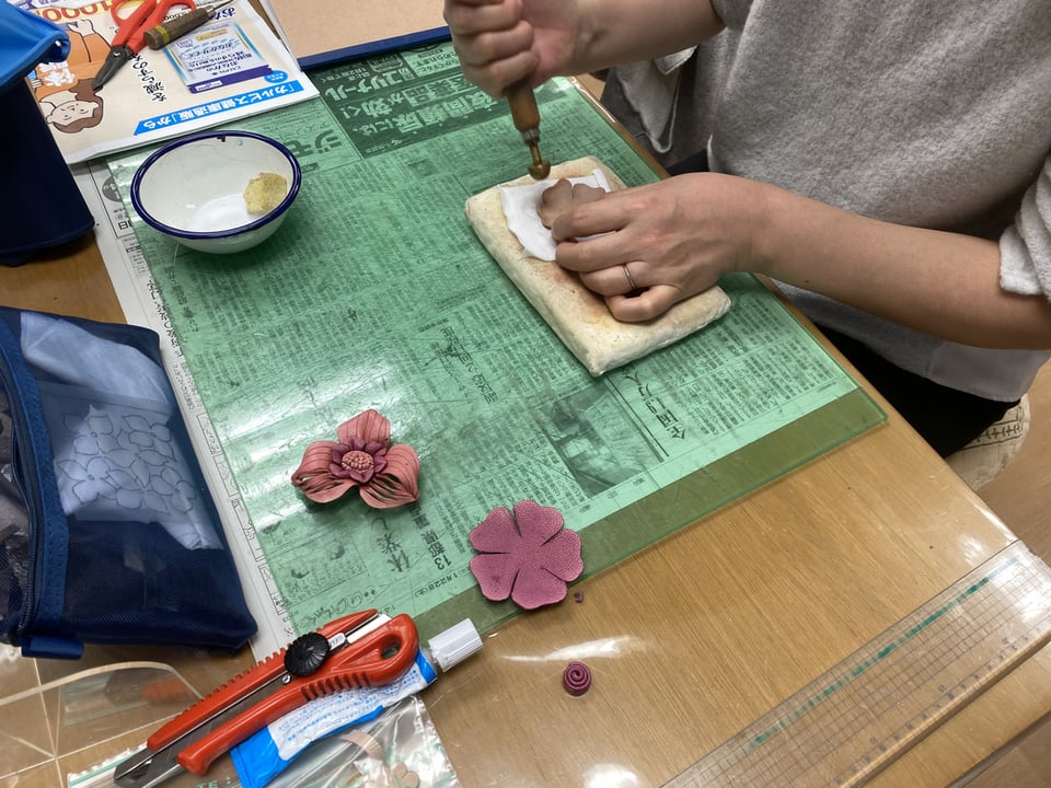 革の花ブローチ　レザークラフト教室　革工芸教室