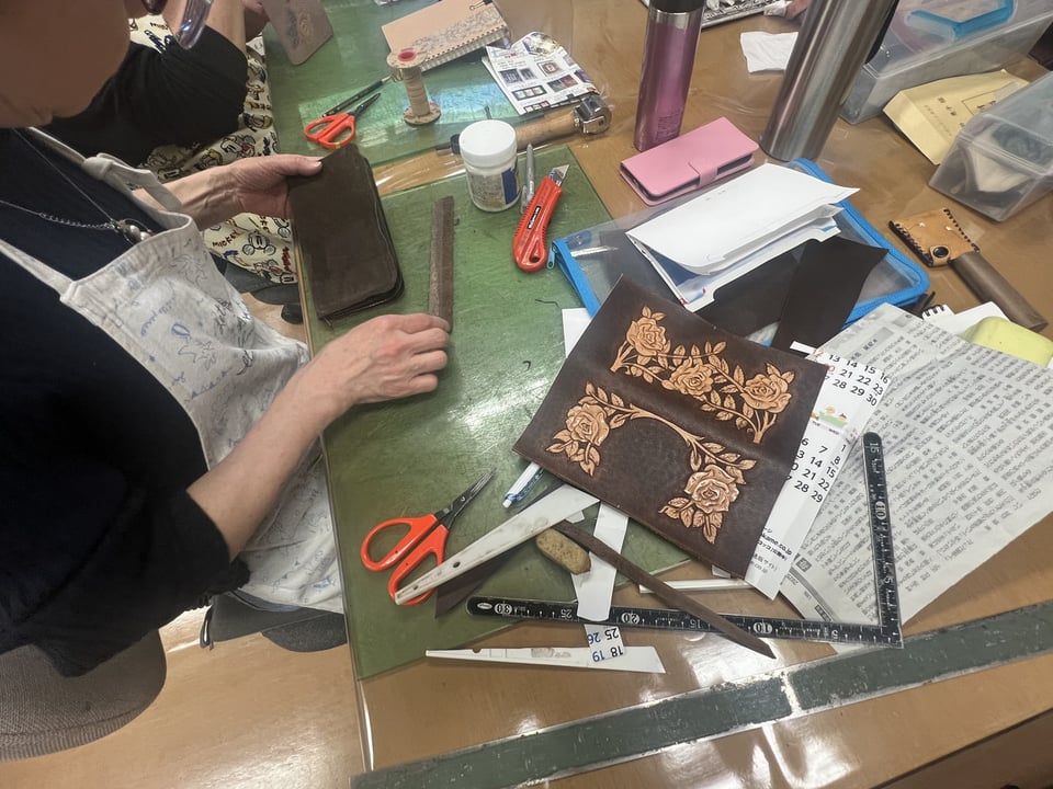 ラウンド札入れ　レザークラフト教室　革工芸教室