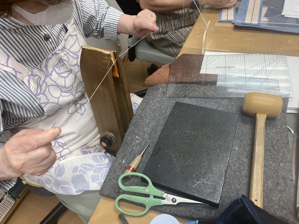 パス入れ手縫い　レザークラフト教室　革工芸教室