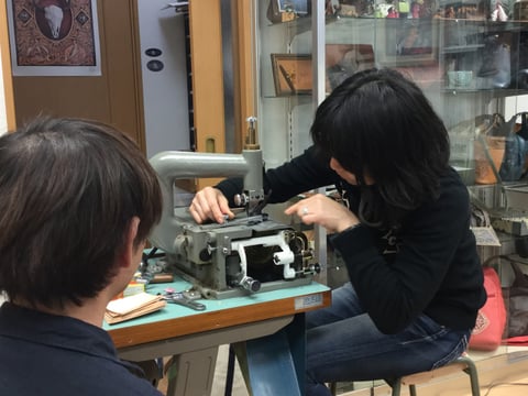 革漉き機実習２　レザークラフト教室　革工芸教室