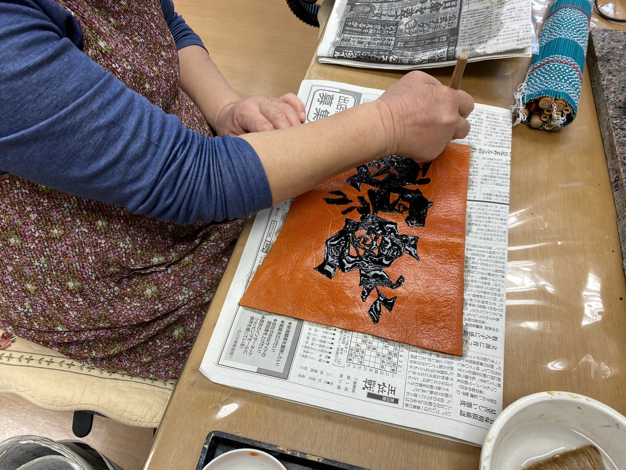 レザークラフト教室　ろうけつ染金曜クラス。