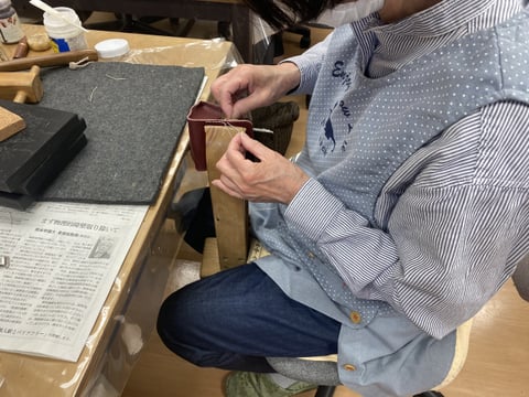 コインボックス 手縫中　レザークラフト教室　革工芸教室