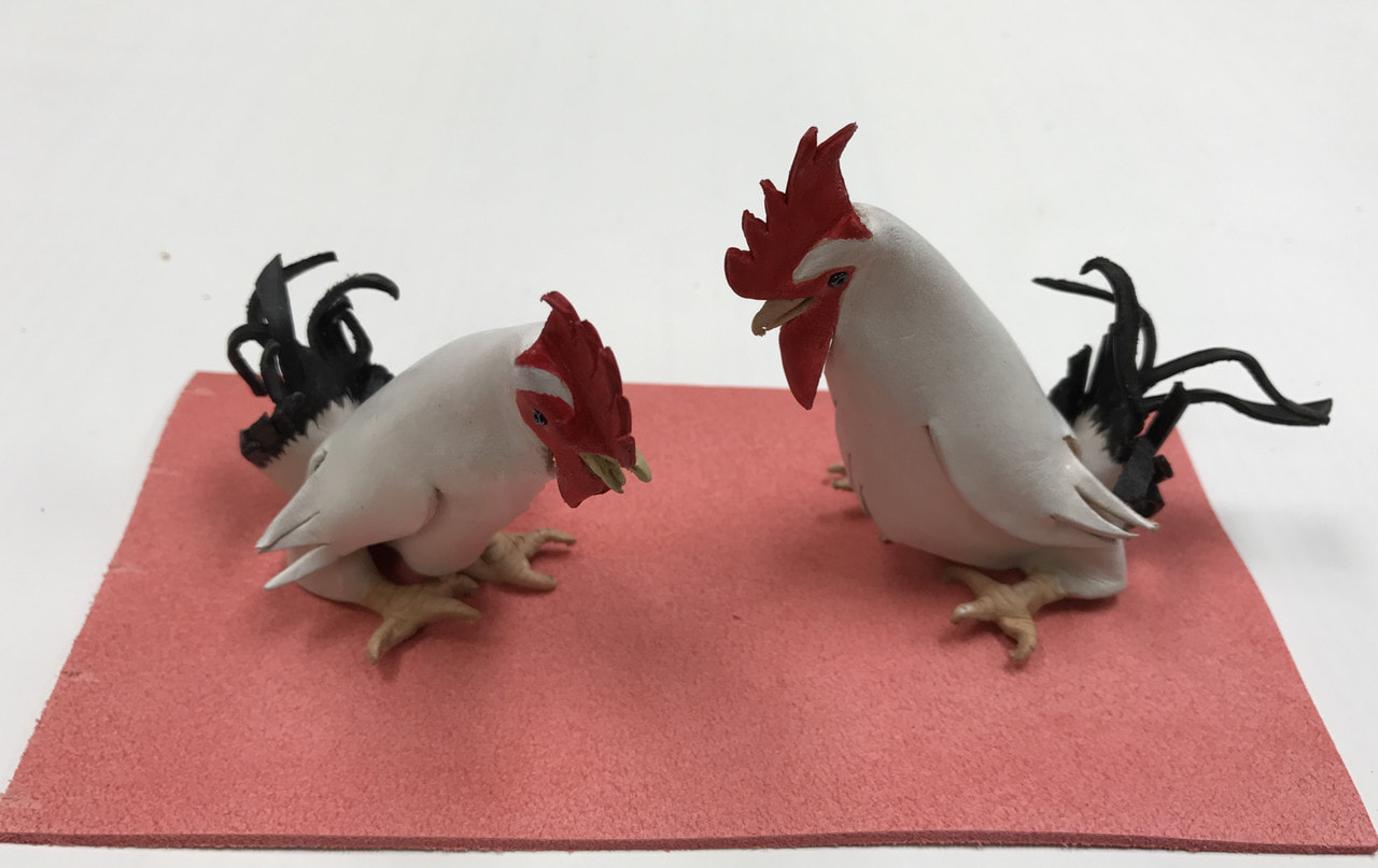 にわとりの置物・下敷きの革