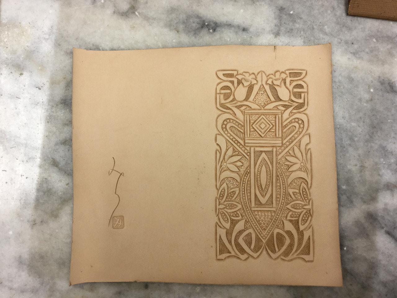 スマホケースのカービングと染色少し。