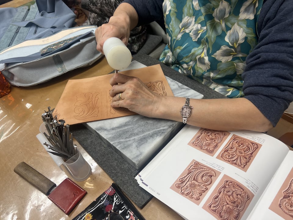 レザーカービング　レザークラフト教室　革工芸教室